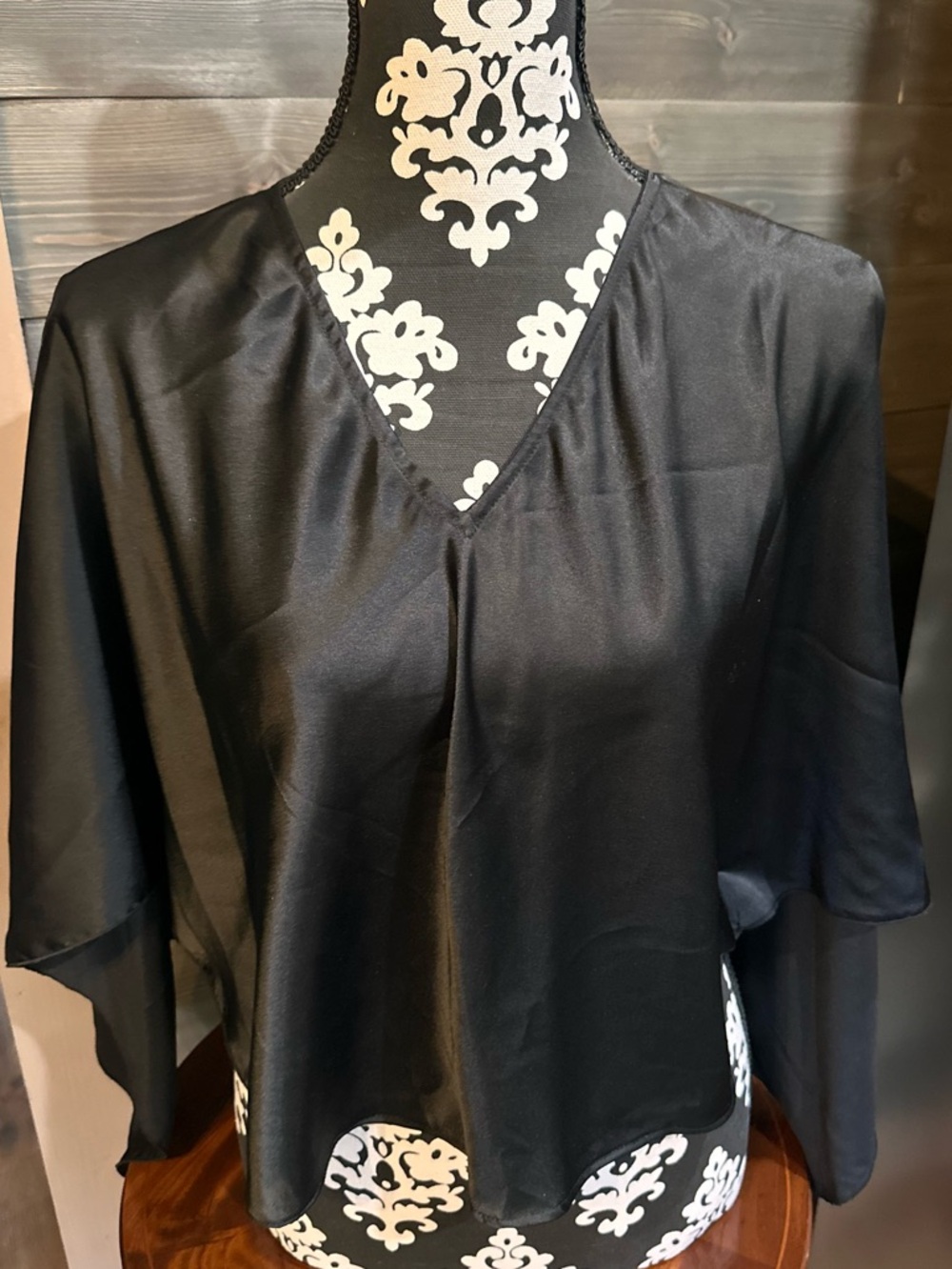 Vintage Liz Claiborne Black V-Neck Satin Women's kimono style blouse size S/M